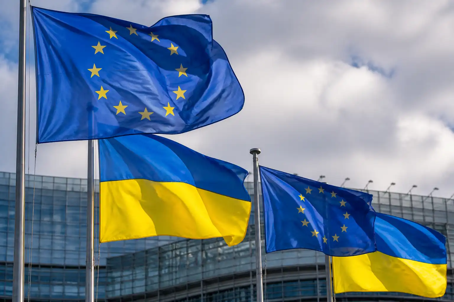 Illustration of EU dỡ bỏ phong tỏa Quỹ Hòa bình châu Âu để viện trợ Ukraine