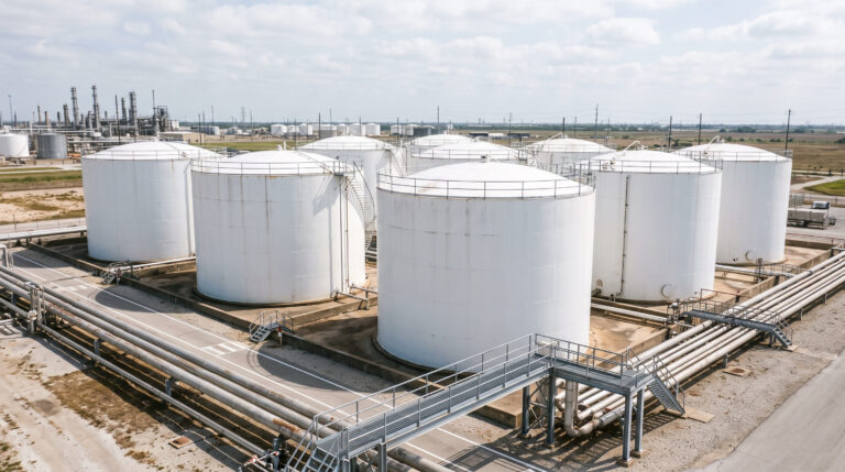 Giá dầu Brent và WTI đồng loạt vượt 100 USD/thùng