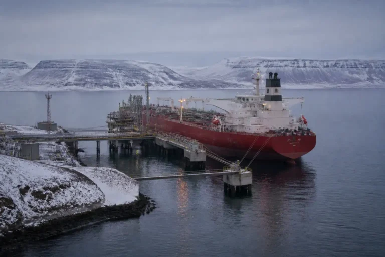 Illustration of Rosneft xuất chuyến dầu thô đầu tiên từ dự án Vostok Oil 157 tỷ USD