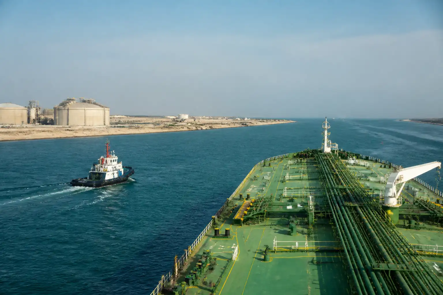 Illustration of StanChart: giá dầu sàn cao hơn khi khủng hoảng Hormuz lan sang Saudi Arabia