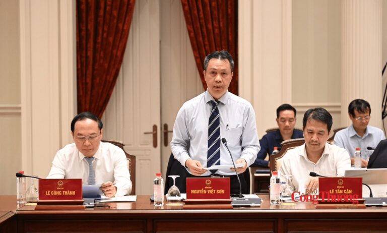 Thứ trưởng Bộ Công Thương Nguyễn Việt Sơn báo cáo tóm tắt về Luật Dầu khí (sửa đổi) tại họp báo. Nguồn: Bộ Công Thương