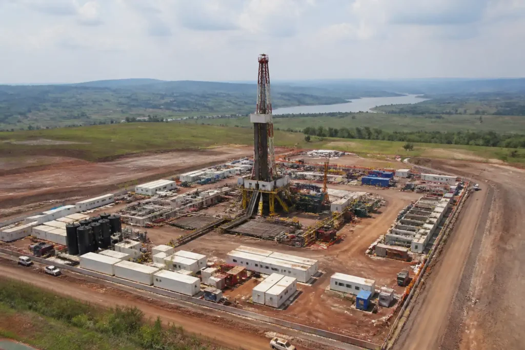 Illustration of Uganda dự kiến trở thành nước xuất khẩu dầu mới vào đầu năm 2027