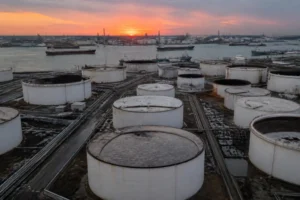Illustration of WTI bất ngờ thấp hơn Brent 12 USD/thùng: Vì sao?