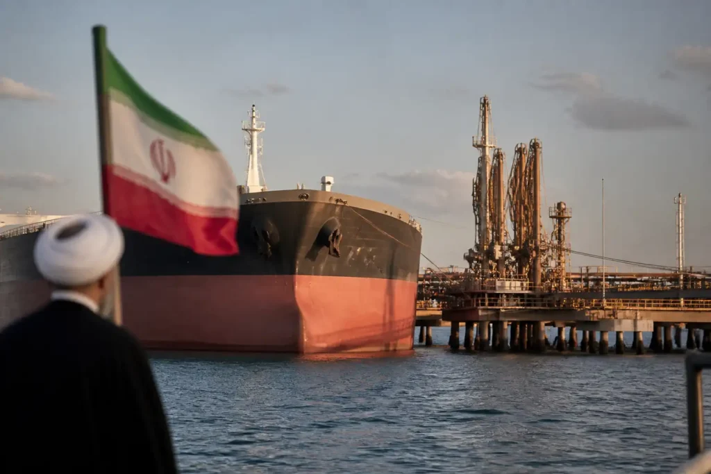Additional Illustration of Bộ trưởng Dầu mỏ Iran từ chức khi lệnh phong tỏa của Mỹ siết xuất khẩu