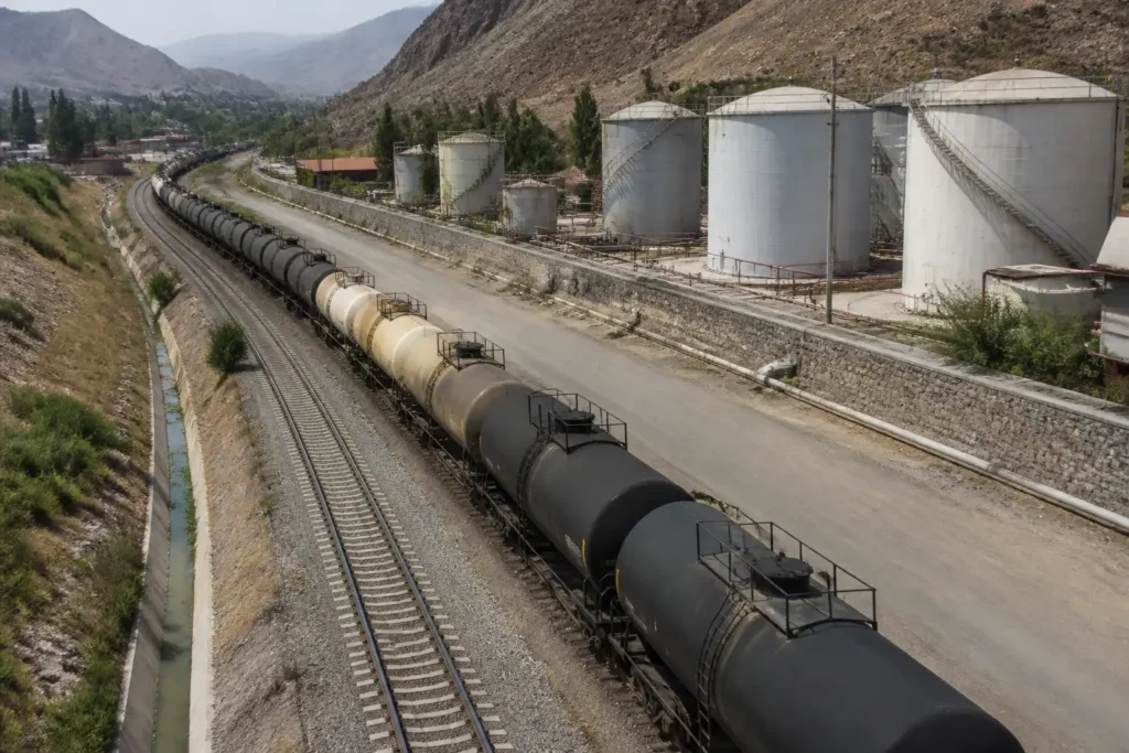 Additional Illustration of Dầu Iran bắt đầu chảy sang Tajikistan bất chấp rủi ro trừng phạt Mỹ