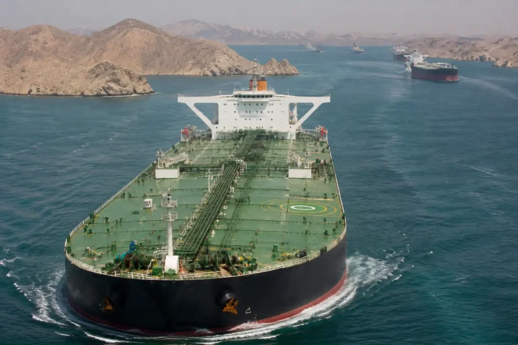 Illustration of Eo biển Hormuz đẩy chi phí nhiên liệu tàu biển thành khủng hoảng nguồn cung