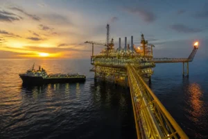 Giá xăng dầu hôm nay 1/10: Brent tăng gần 14%