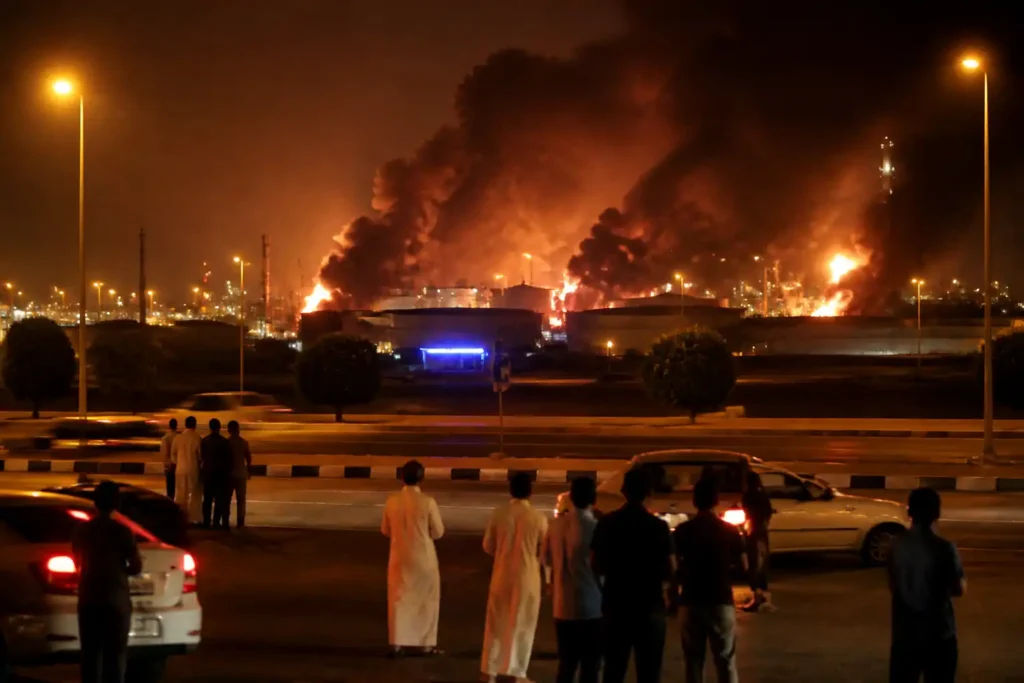 Additional Illustration of Giá xăng dầu hôm nay 15/10 tăng sau vụ Houthi tấn công Saudi Aramco
