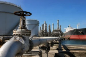 Giá xăng dầu hôm nay 6/10: Giảm gần 2% khi nguồn cung tăng