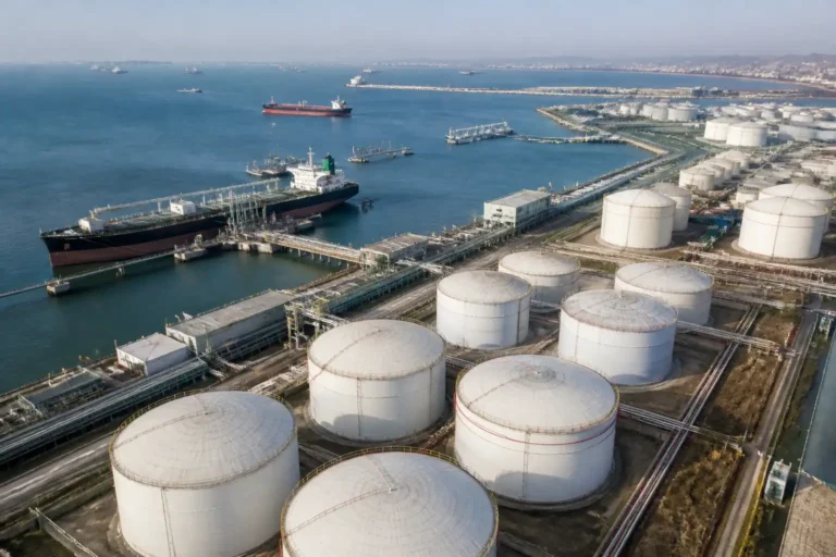 Illustration of IEA tăng tốc giải phóng dầu khẩn cấp giữa biến động thị trường