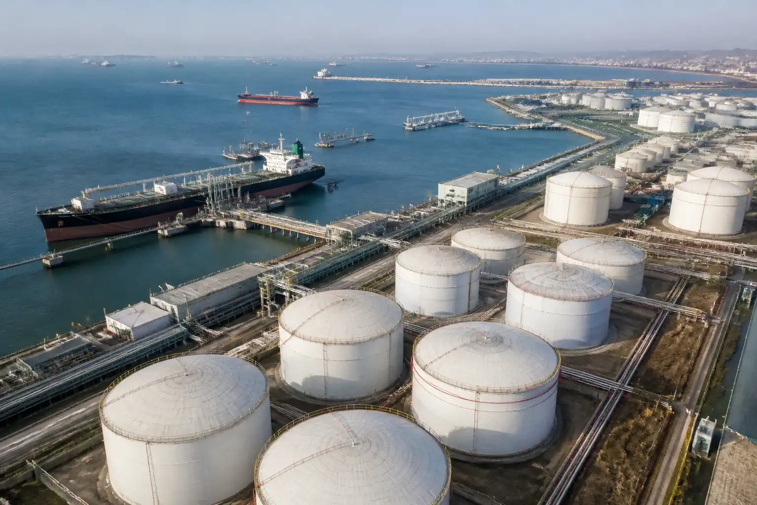 Illustration of IEA tăng tốc giải phóng dầu khẩn cấp giữa biến động thị trường