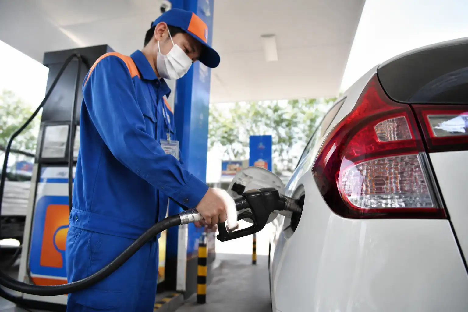 Illustration of Petrolimex điều chỉnh giá xăng dầu từ 15 giờ ngày 08/10/2026