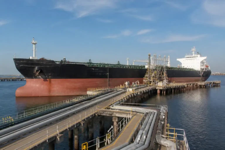 Illustration of Reliance đẩy nhập khẩu dầu Venezuela của Ấn Độ lên đỉnh 7 năm
