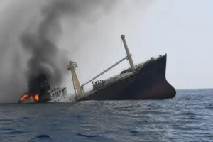 Tàu chìm ở eo biển Hormuz, căng thẳng leo thang