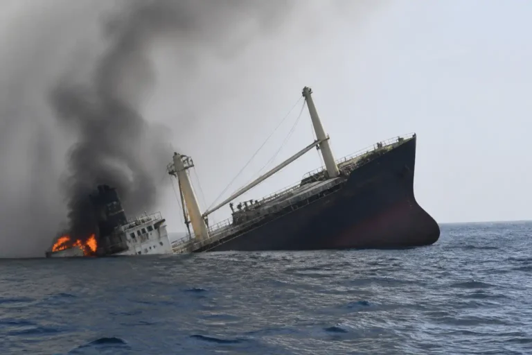 Illustration of Tàu chìm ở eo biển Hormuz khi Iran gia tăng tấn công hàng hải