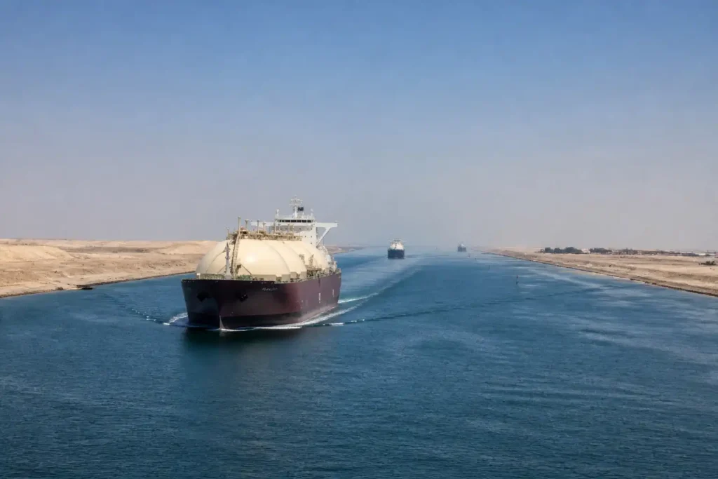 Illustration of Tàu chở LNG Qatar đi qua Biển Đỏ tới châu Âu qua kênh Suez hiếm hoi