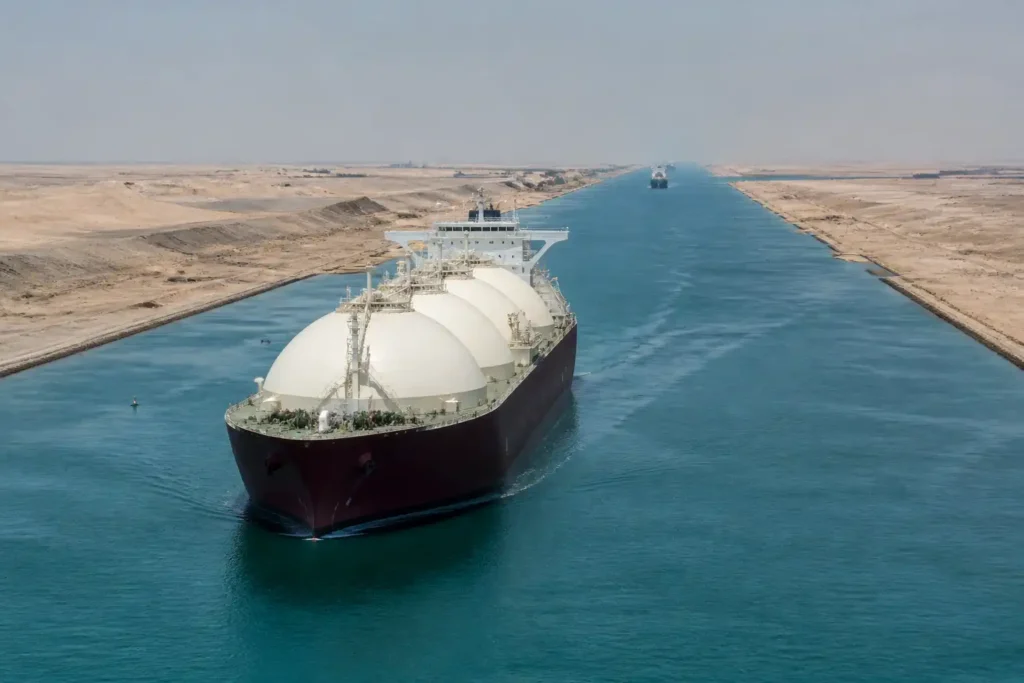 Additional Illustration of Tàu chở LNG Qatar đi qua Biển Đỏ tới châu Âu qua kênh Suez hiếm hoi