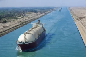 Illustration of Tàu chở LNG Qatar đi qua Biển Đỏ tới châu Âu qua kênh Suez hiếm hoi