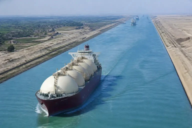 Illustration of Tàu chở LNG Qatar đi qua Biển Đỏ tới châu Âu qua kênh Suez hiếm hoi