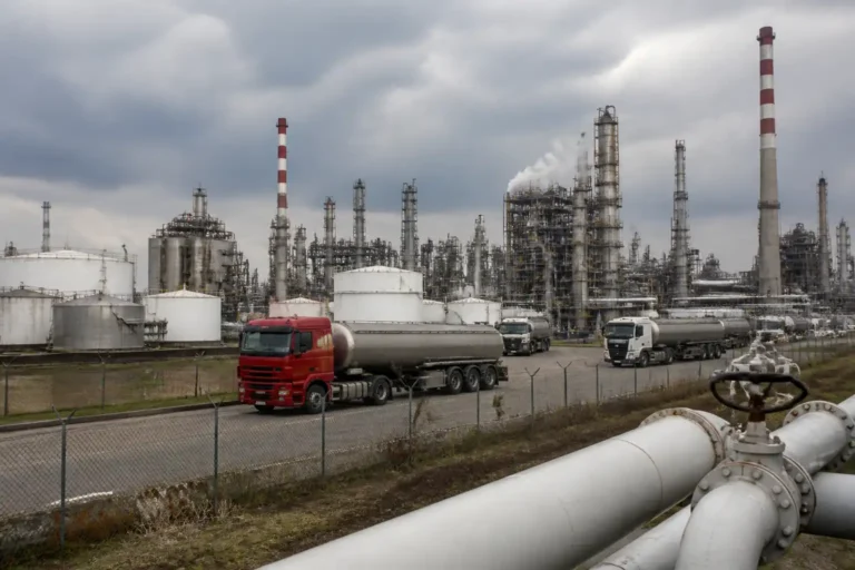 Illustration of Trung Quốc ngừng xuất khẩu nhiên liệu tháng 10, khủng hoảng diesel toàn cầu thêm nặng
