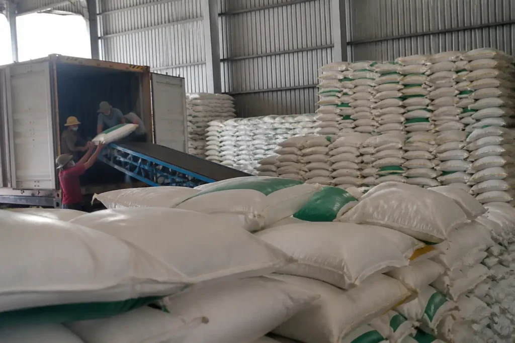 Additional Illustration of Việt Nam cắt xuất khẩu gạo 6,1% khi nhu cầu toàn cầu suy yếu