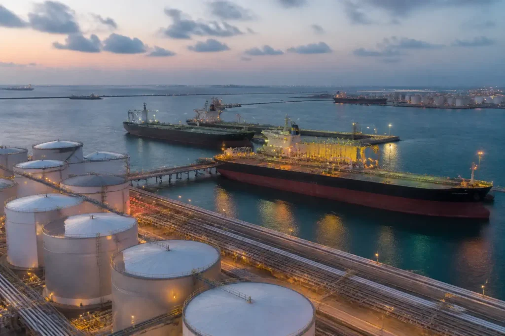 Illustration of WTI biến động khi nguồn cung Vịnh tăng, rủi ro Trung Đông trở lại