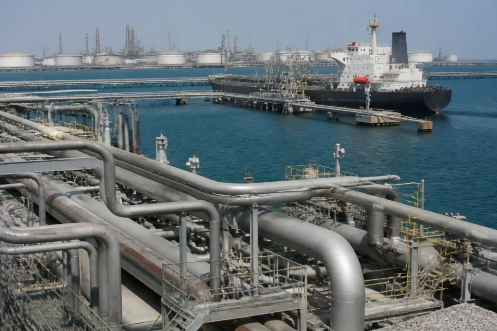 Illustration of WTI biến động khi nguồn cung Vùng Vịnh tăng, rủi ro Trung Đông trở lại