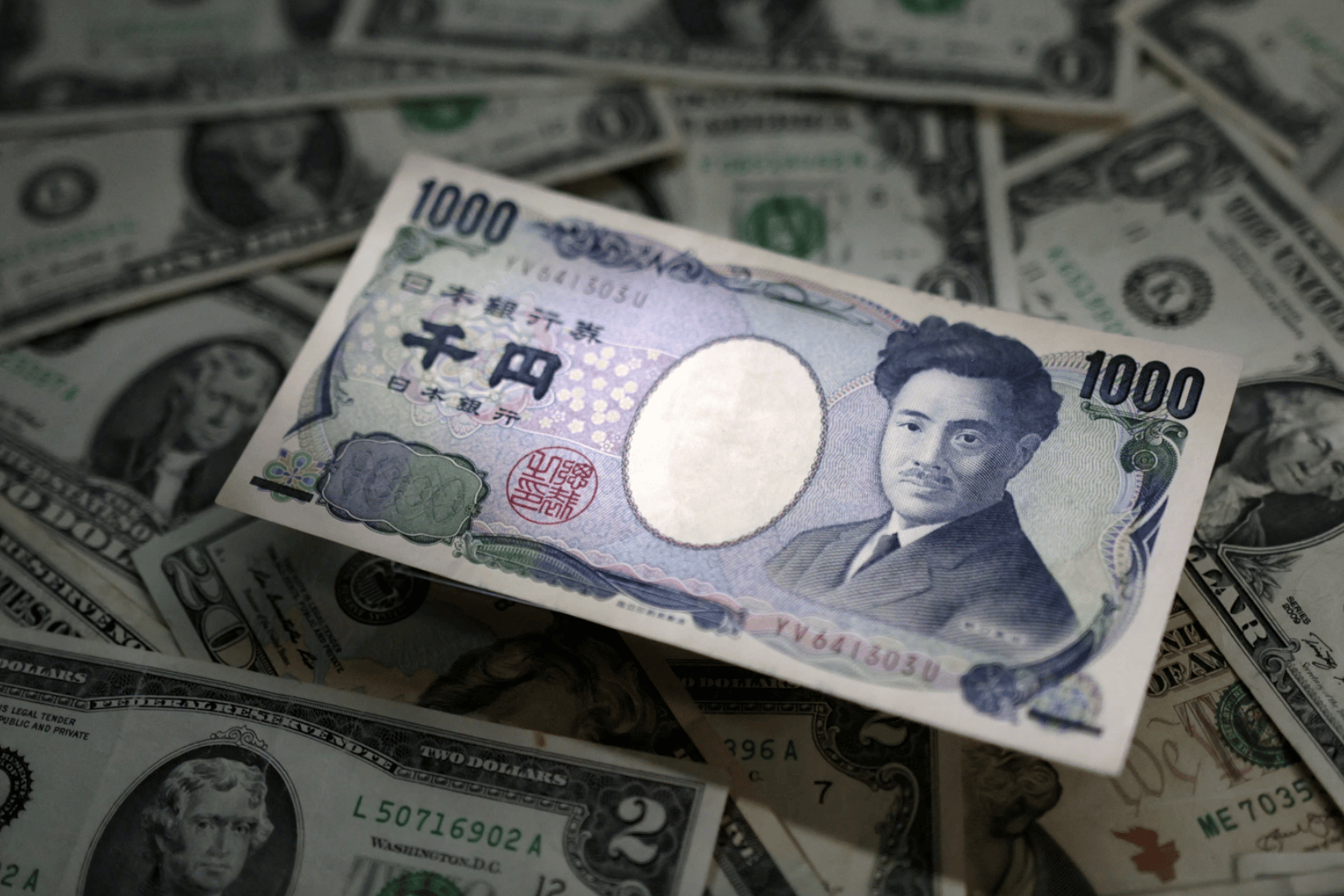 Yên tăng, USD suy yếu khi lo ngại AI thúc đẩy trú ẩn